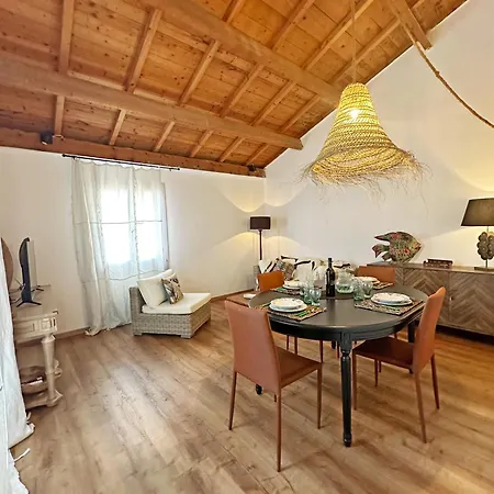 شقة Mansard Ferret Charming House Centro